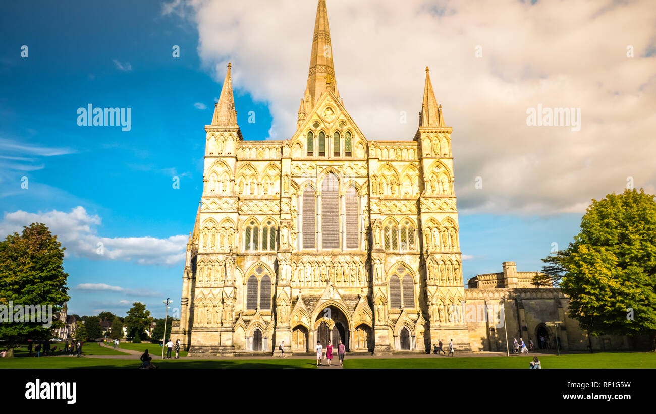 Das Bild mit der Kathedrale von Salisbury, einem frühen englischen Architektur, auch als Dom Kirche der Seligen Jungfrau Maria in Großbritannien bekannt Stockfoto
