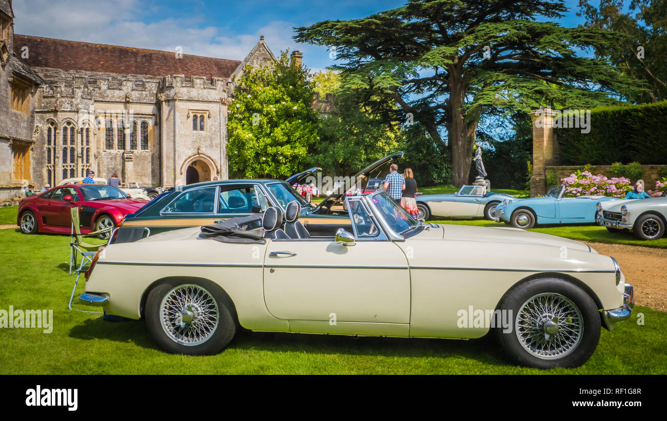 Puddletown, Dorset/UK 08 13 2017: MG oder Morris Garagen, Austin-Healey, britischer Vintage Retro luxus Sportwagen vor der Athelhampton House Stockfoto