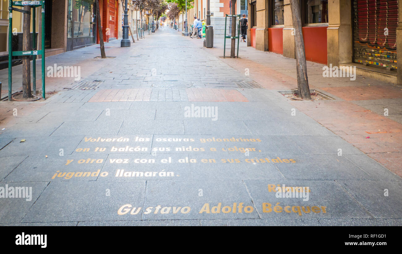 Madrid/Spanien - 08 16 2017: Buchstaben auf dem Bürgersteig Stock von Gustavo Adolfo Becquer in der Calle de las Huertas Straße in die literarische Quartal nach unten Stockfoto