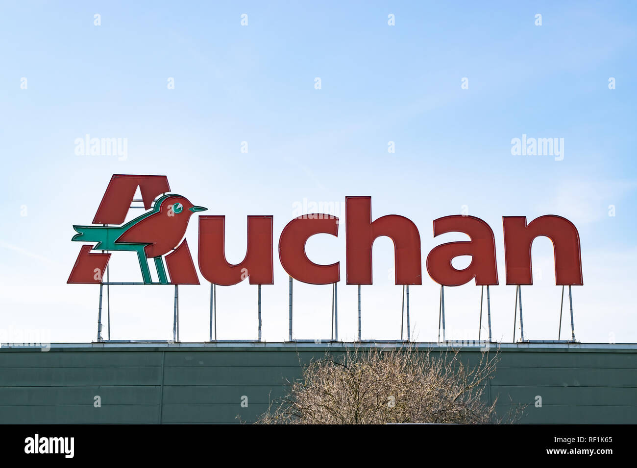 Leers, Frankreich - Januar 21,2019: Blick auf Auchan Supermarkt Logo. Auchan ist eine französische internationalen Supermarktkette. Stockfoto