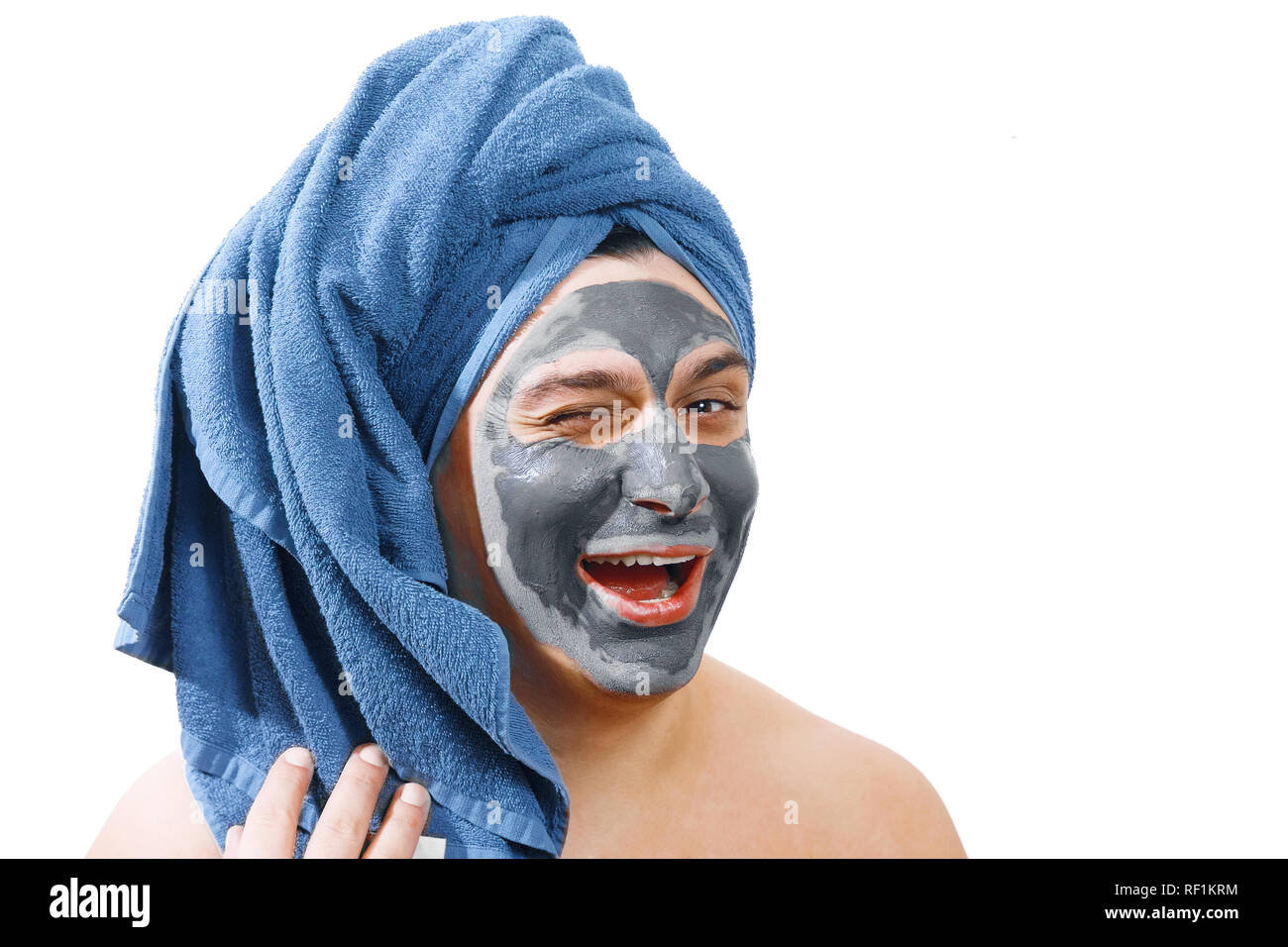 Lustig junge Mann winks in Maske für Haut wie Frau Die Gleichstellung der Geschlechter auf weißem Hintergrund isoliert Stockfoto