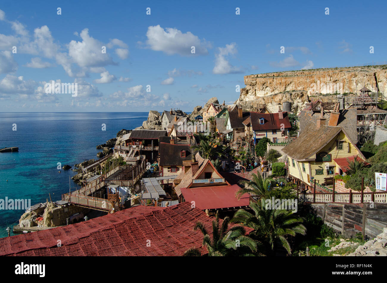Mellieha, Malta vom 30. Dezember 2018 - Holz bunte Häuser in Popeye Village Film set Anchor Bay Stockfoto