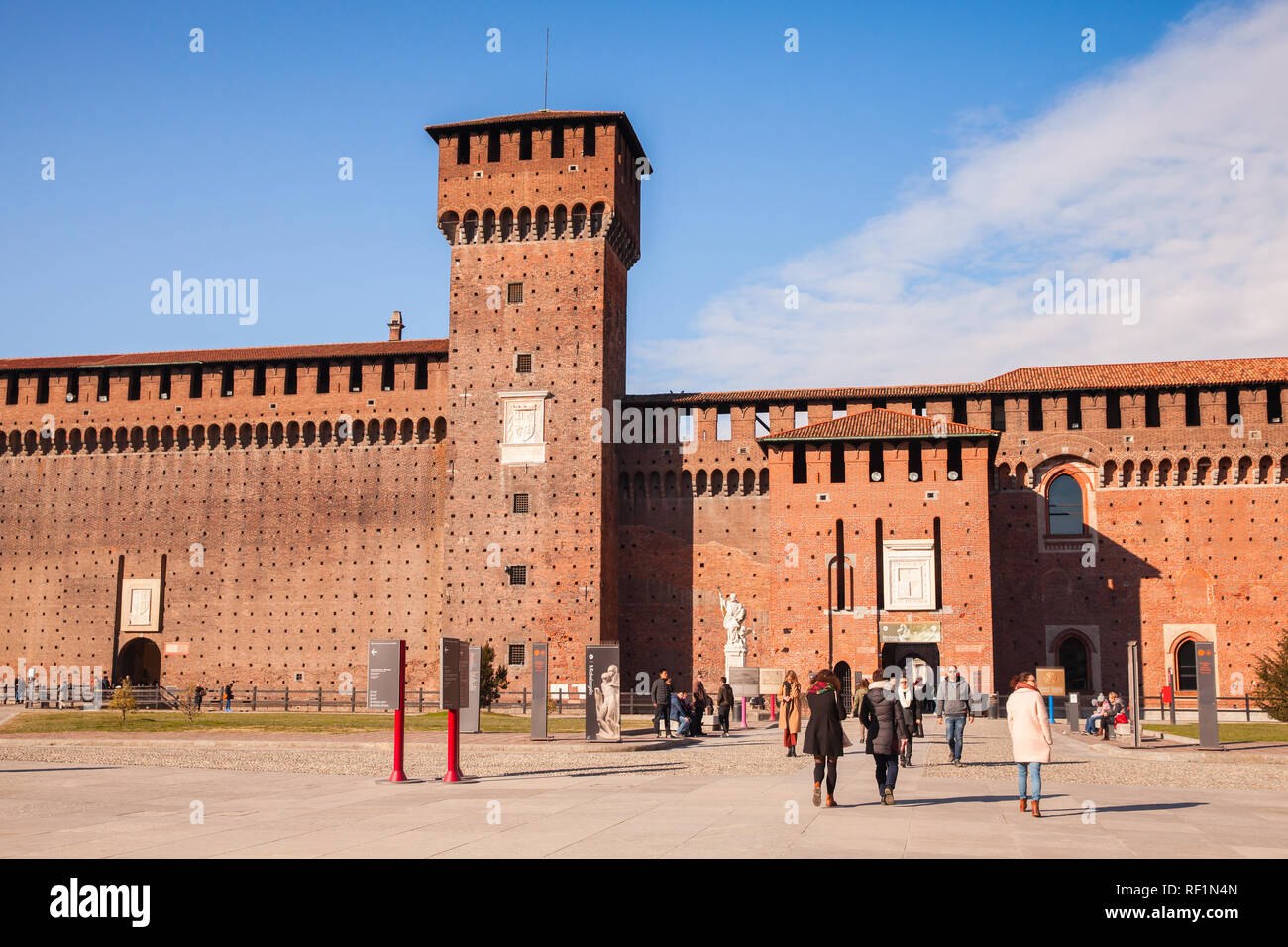 Mailand, Italien - Januar 19, 2018: Touristen sind am City Square in der Nähe der Eingang der Burg Sforza, populäre historische Sehenswürdigkeit Stockfoto