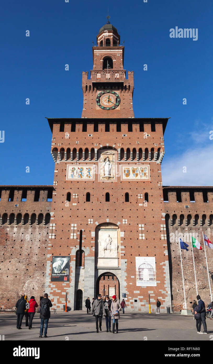 Mailand, Italien - Januar 19, 2018: Touristen zu Fuß am Platz in der Nähe des Eingang der Sforza Schloss. Es wurde im 15. Jahrhundert erbaut. Später renoviert und Enl Stockfoto