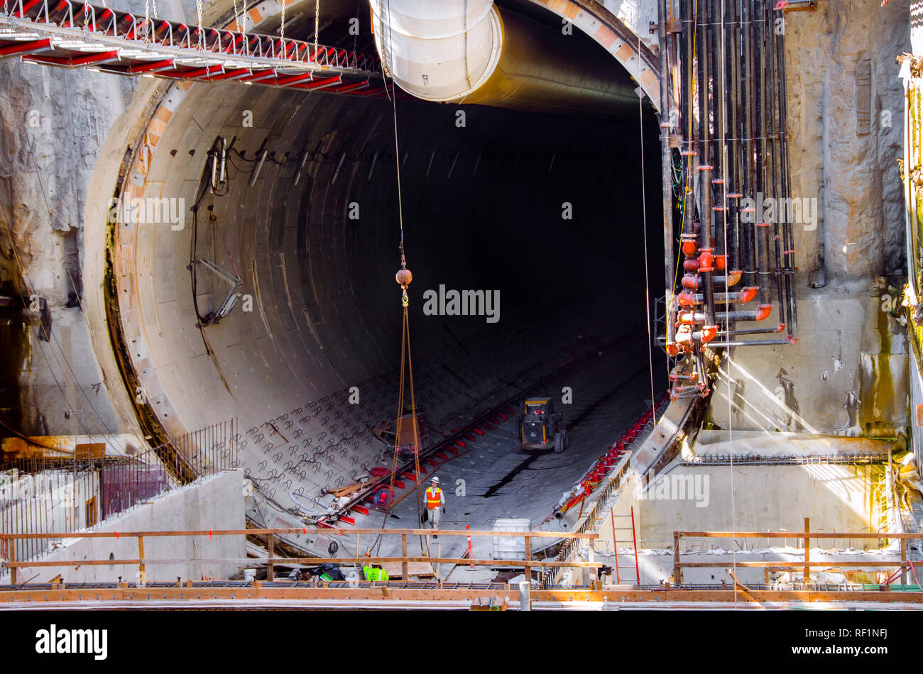 Ein Ingenieur Wanderungen aus dem Mund des Seattle Tunnel, im Süden starten Zone, wo die Tunnelbohrmaschine begann es Reise Bergbau unter der Stockfoto