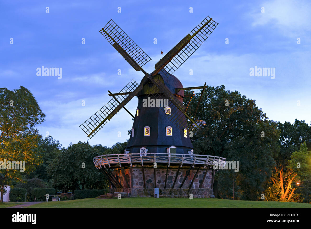 Alte Windmühle Slottsmollan in der kungsparken Park in Malmö, Schweden. Stockfoto