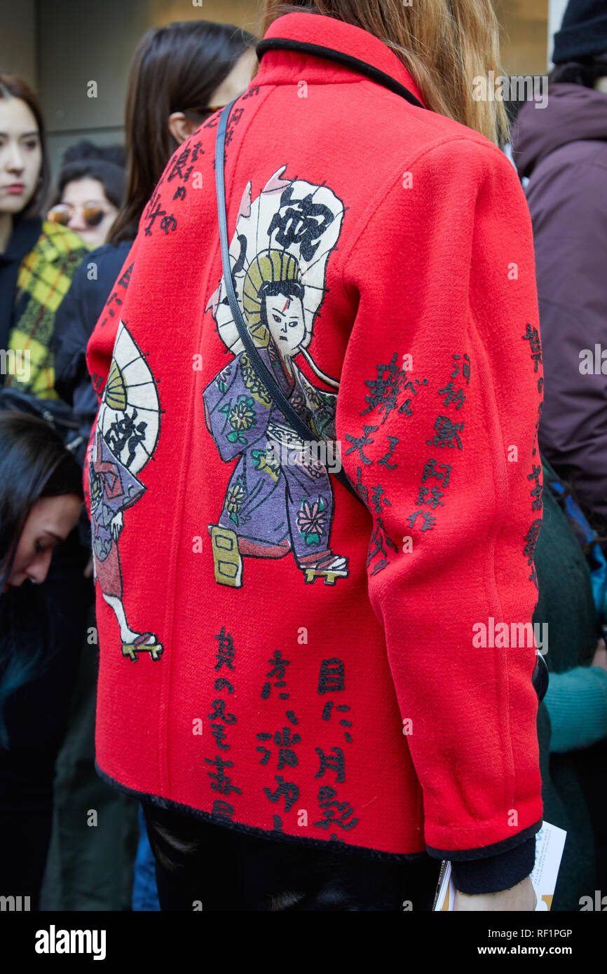 Mailand, Italien - Januar 13, 2019: Frau mit roten Mantel mit japanischem Design vor John Richmond fashion show, Mailand Fashion Week street style Stockfoto