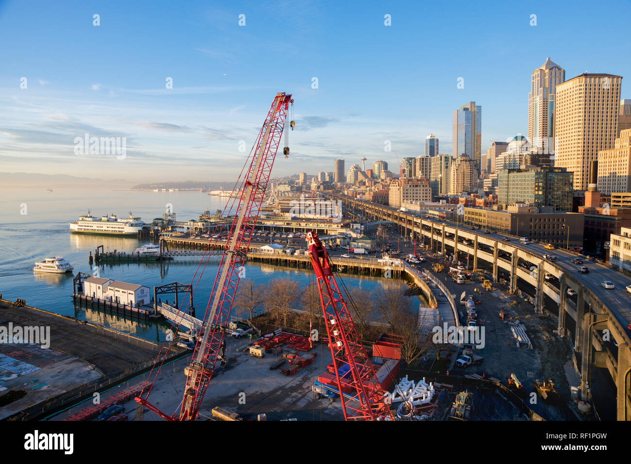 Die alaskische Weise Viaduct in Seattle, Washington, die sich entlang der Uferpromenade und Elliott Bay von Puget Sound. Die Alterung der 60-Uear alte Struktur wurde ein Stockfoto