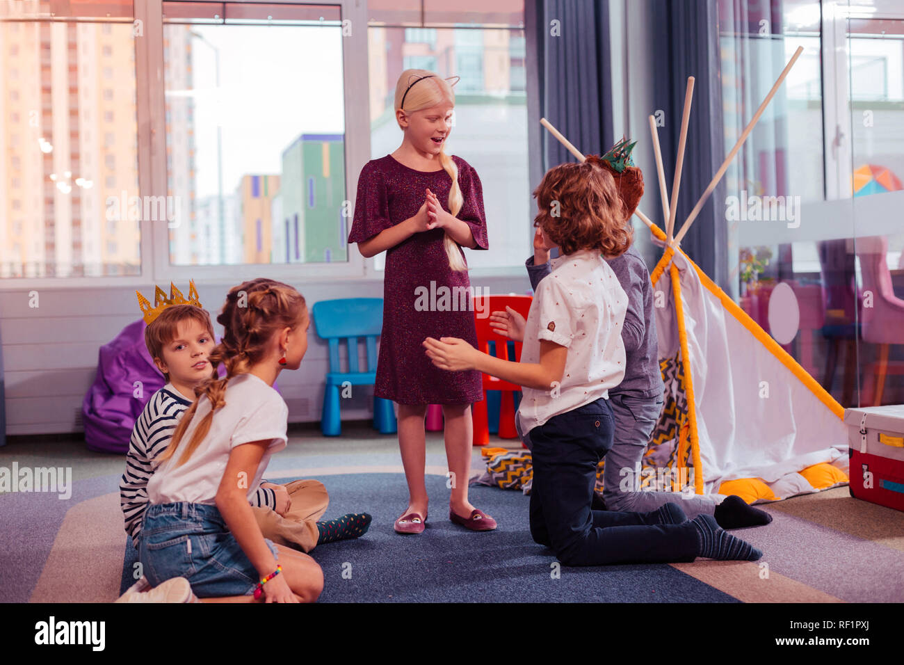 Gruppe von Kindern verbringen Wochenende in Spielen center Stockfoto