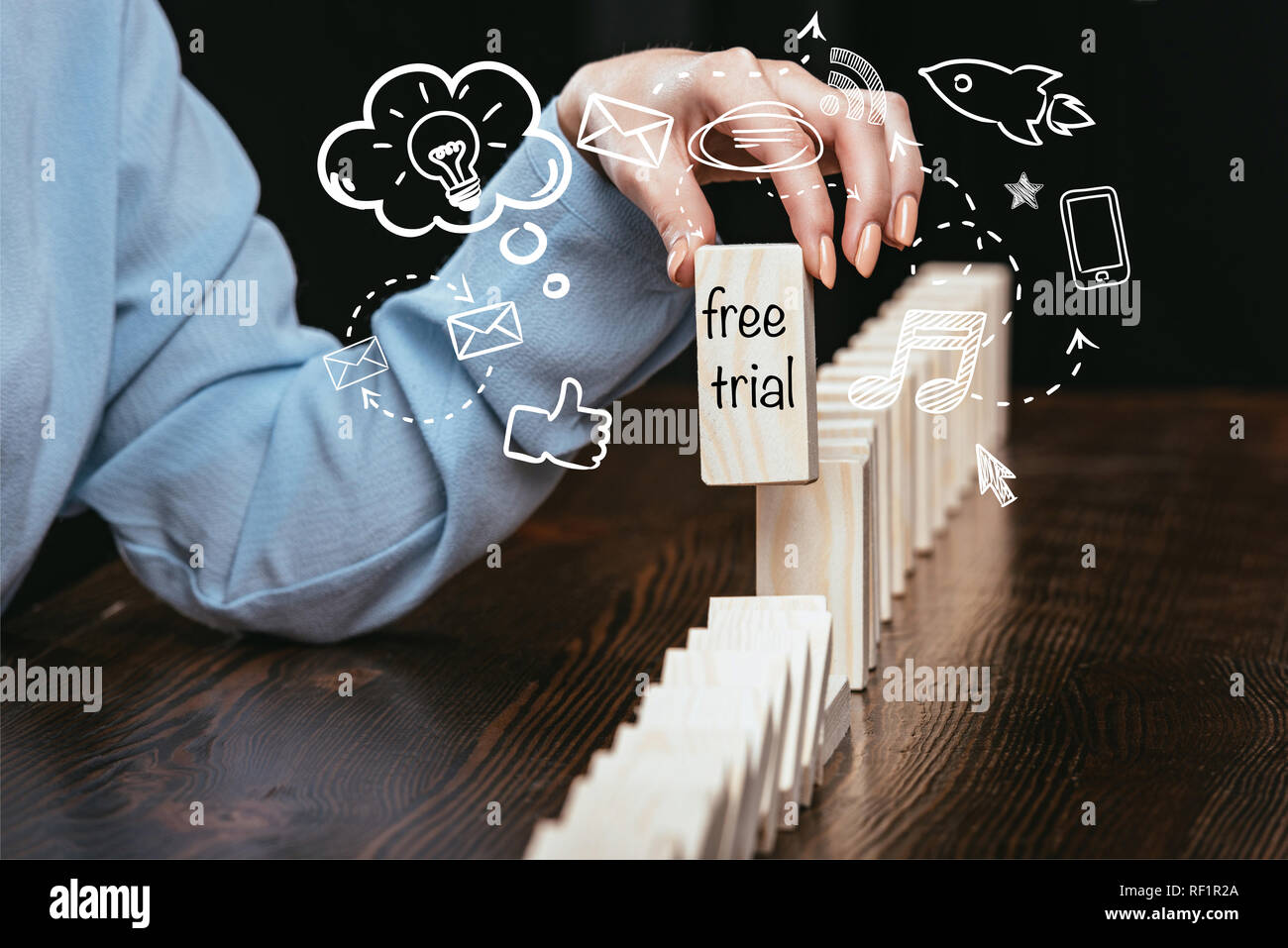 7/8-Ansicht von Frau Kommissionierung Block mit kostenlose Testversion Worte'' aus Holz Ziegel, Symbole im Vordergrund Stockfoto