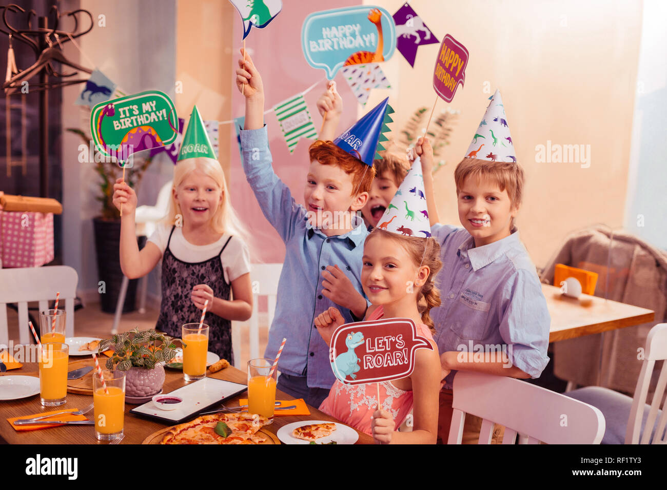 Gerne jugendliche Visitenkarten Holding bei Foto Session Stockfoto