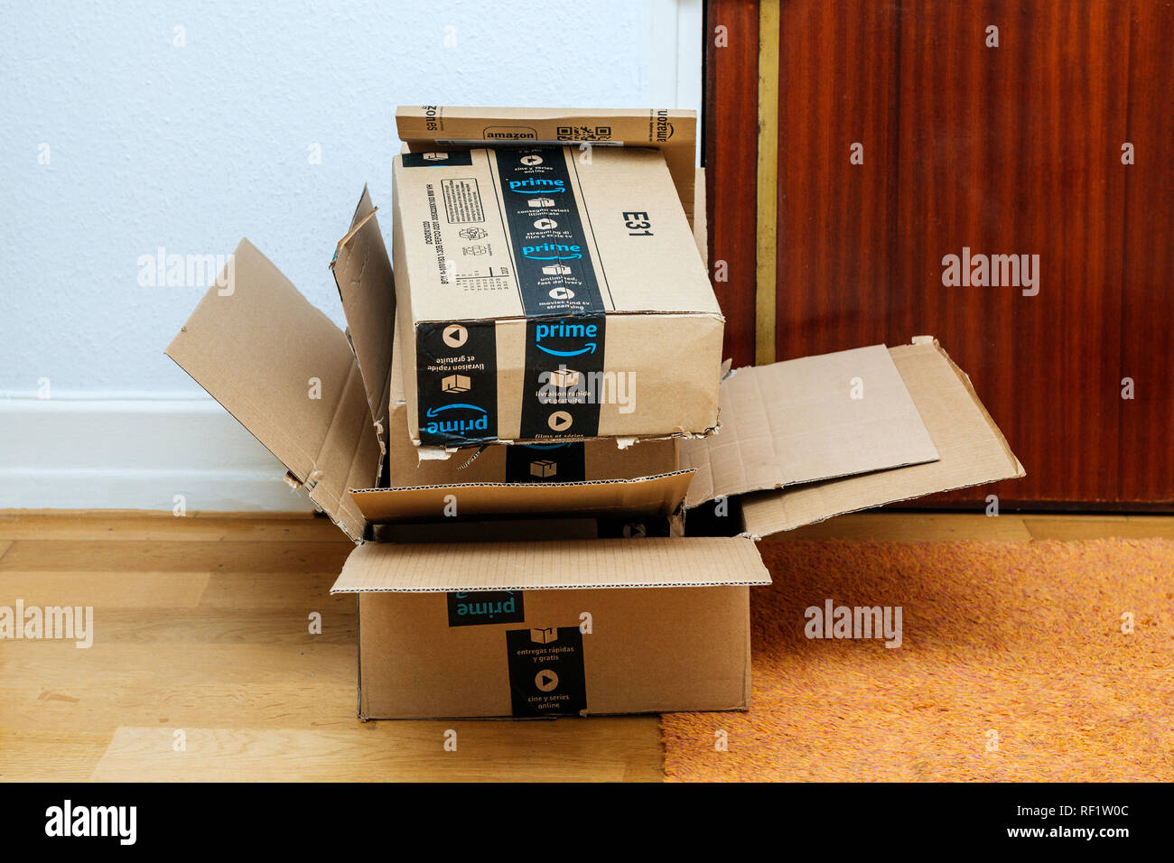 PARIS, Frankreich - Jan 13, 2018: Stapel von Amazon Prime Pakete zu einem  Haus Tür geliefert - recycling Karton Papier boxen Abfälle Stockfotografie  - Alamy