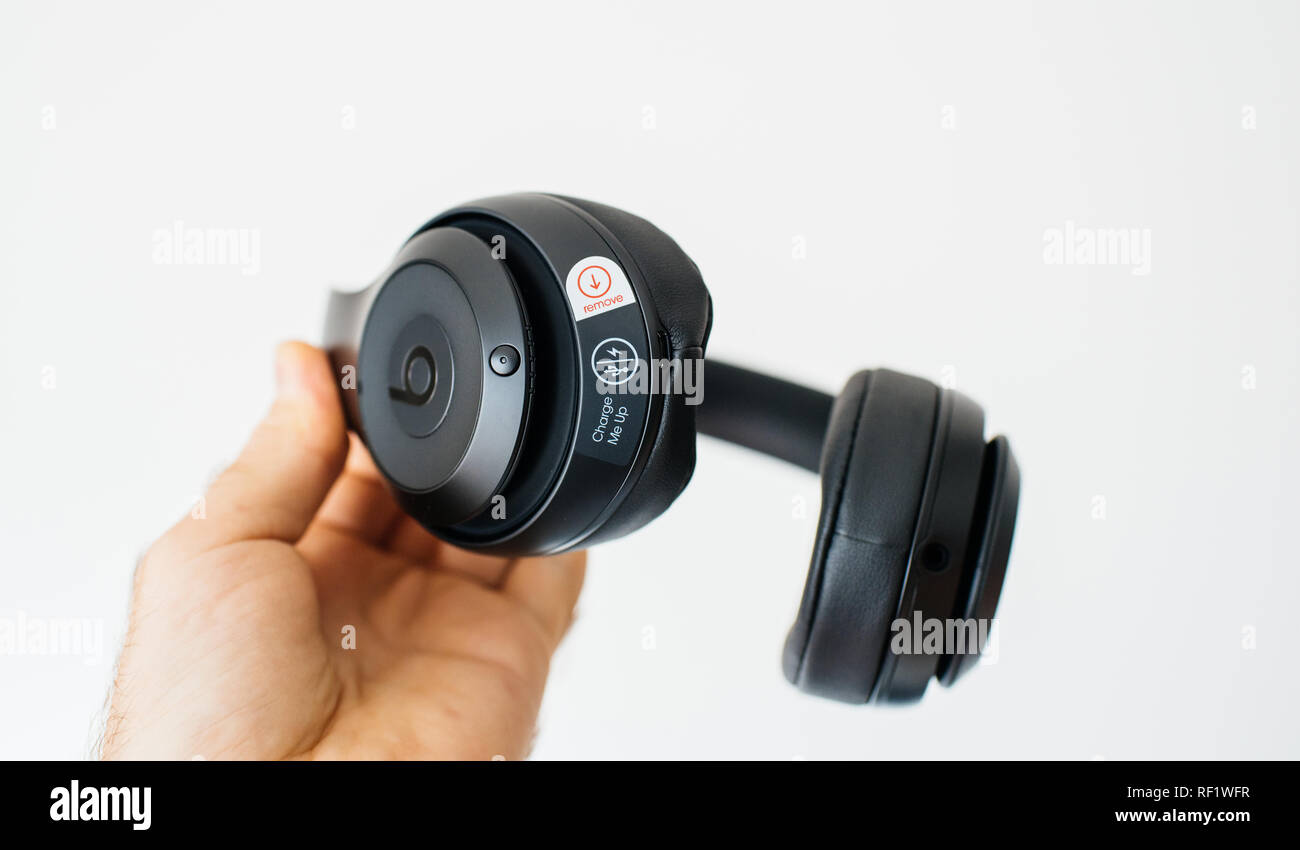 PARIS, Frankreich, 31. MÄRZ 2018: Mit dem neuen Beats 3 Studio Professional kabellose  Kopfhörer durch Beats von Dr. Dre Apple gegen weiße Hintergrund  Stockfotografie - Alamy