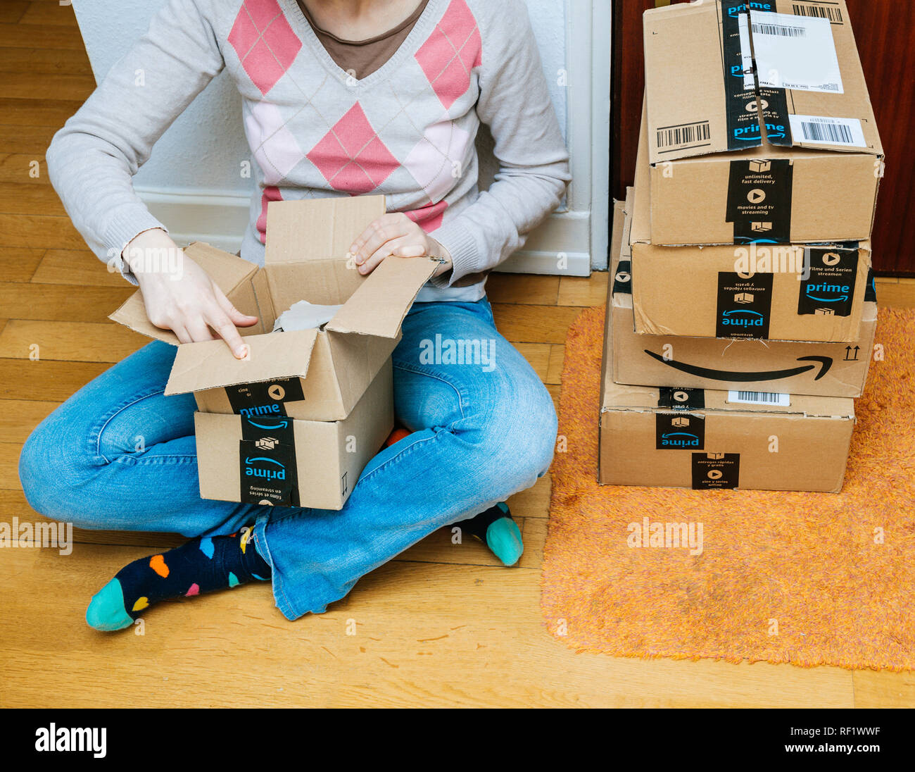 PARIS, Frankreich, 13.JANUAR 2018: Frau unboxing Amazon Prime Pakete  geliefert zu einem Haus Tür von Kartons stapeln Stockfotografie - Alamy