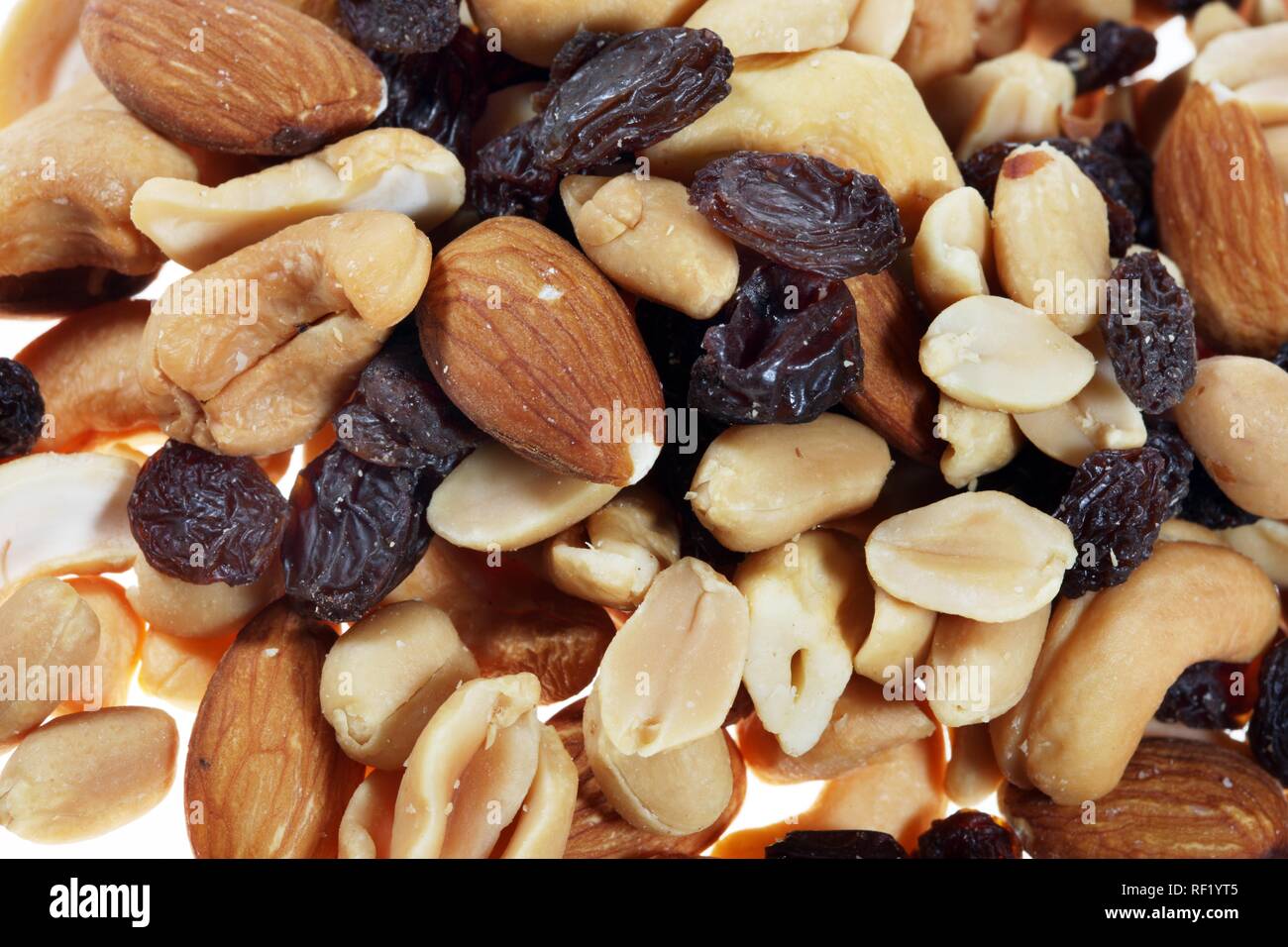 Trail mix, gemischte Nüsse und getrocknete Früchte, Rosinen, Mandeln Stockfoto