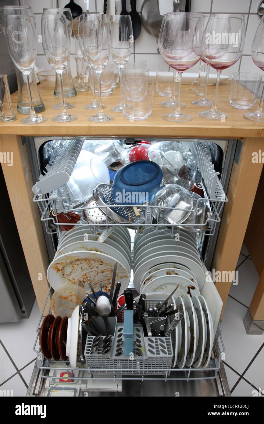Schmutziges Geschirr in der Spülmaschine und Zähler nach oben Stockfoto