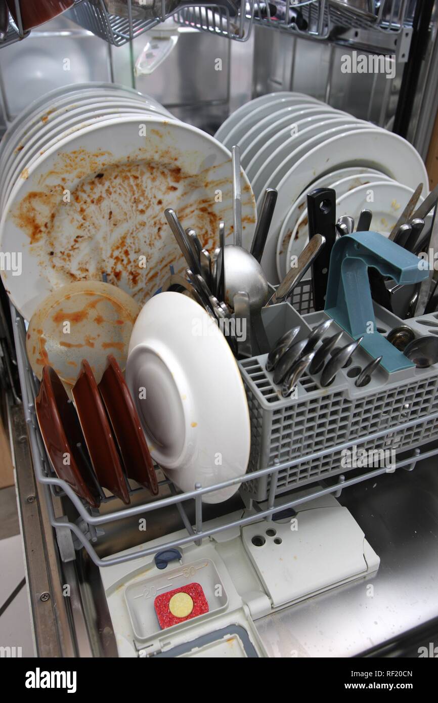 Spülmaschine voller schmutziges Geschirr Stockfoto