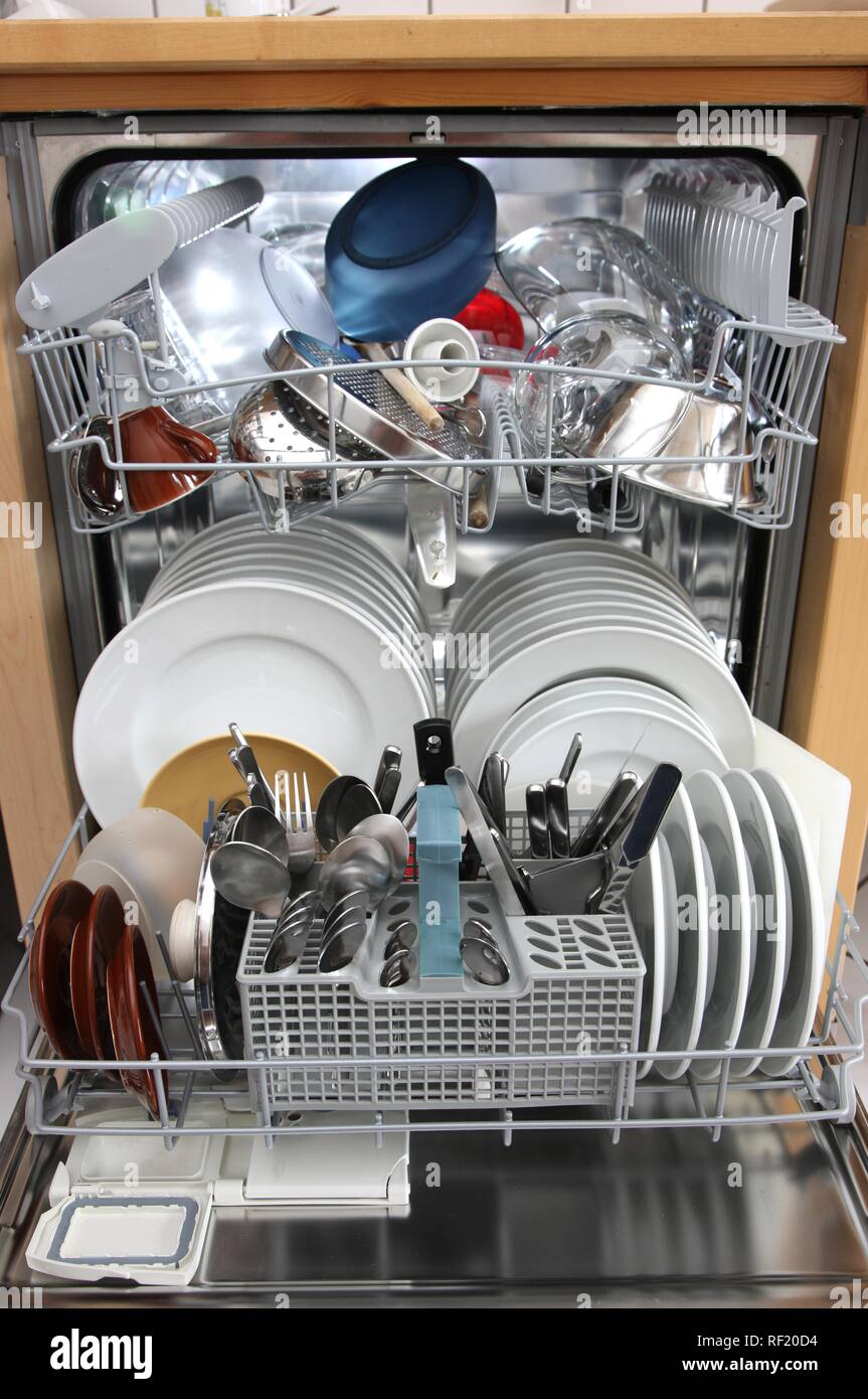 Sauberes Geschirr in der Spülmaschine nach dem Waschen Stockfoto