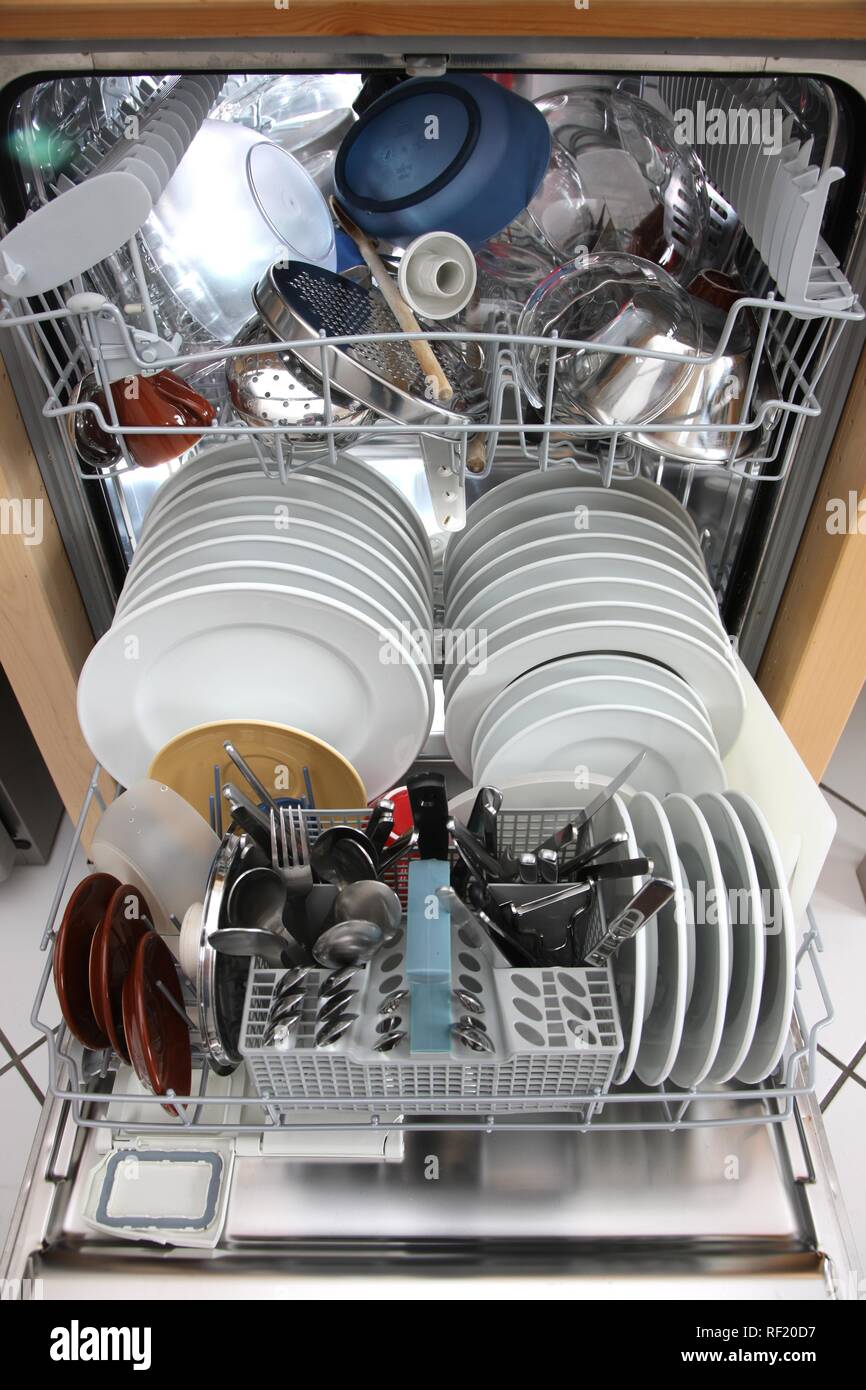 Sauberes Geschirr in der Spülmaschine nach dem Waschen Stockfoto