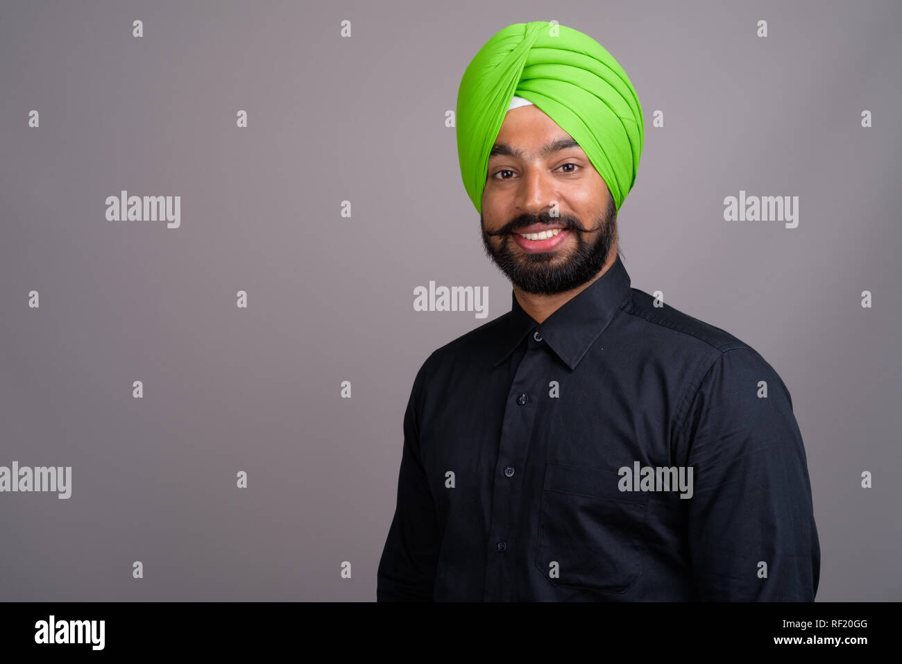 Junge indische Sikh Geschäftsmann das Tragen von grünen Turban Stockfoto