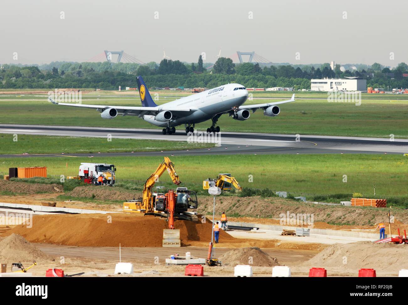 Die Sanierung Start- und Landebahn M-Mike, 3000 Meter langen rollweg, 20 Monate, in 11 Abschnitte, die für die mehr als 40 Millionen Euro, Lufthansa Stockfoto