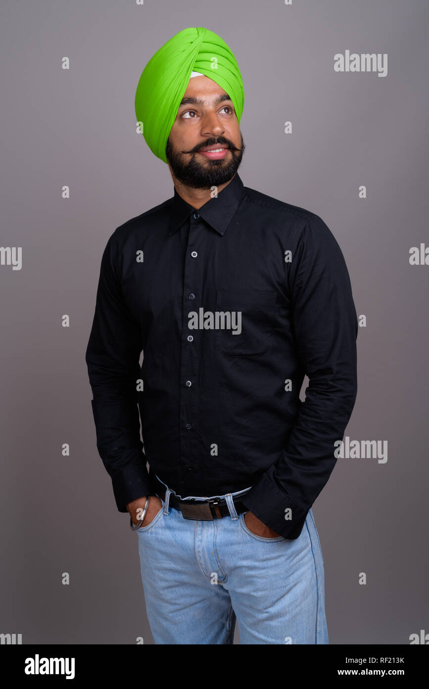 Junge indische Sikh Geschäftsmann das Tragen von grünen Turban Stockfoto