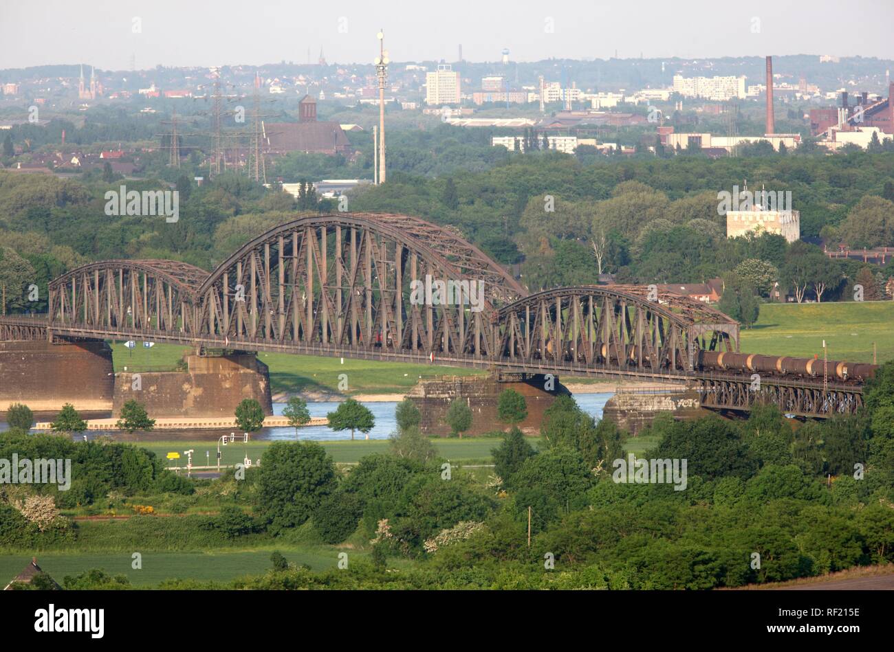 Eisenbahnbrücke für Güterzüge über den Rhein in der Nähe von Duisburg, Nordrhein-Westfalen Stockfoto