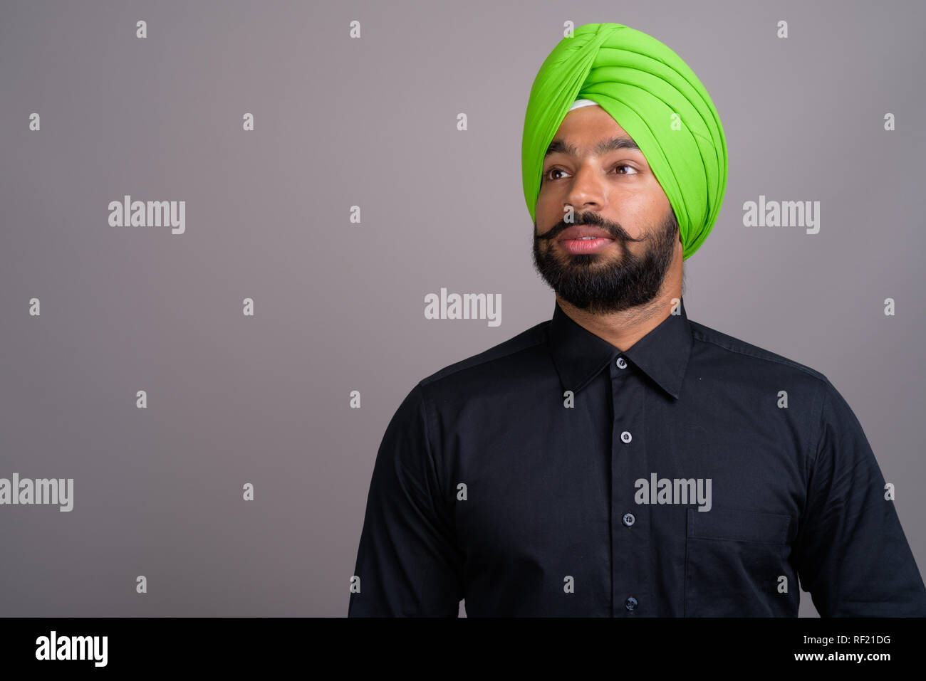 Junge indische Sikh Geschäftsmann das Tragen von grünen Turban Stockfoto