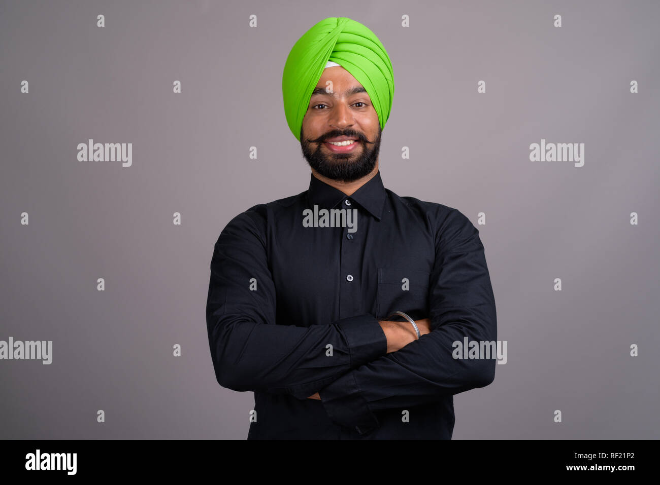 Junge indische Sikh Geschäftsmann das Tragen von grünen Turban Stockfoto