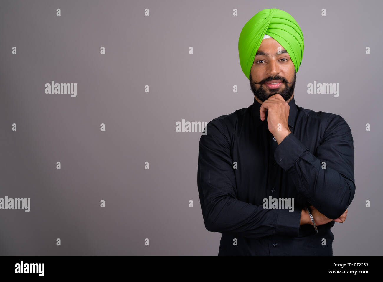 Junge indische Sikh Geschäftsmann das Tragen von grünen Turban Stockfoto