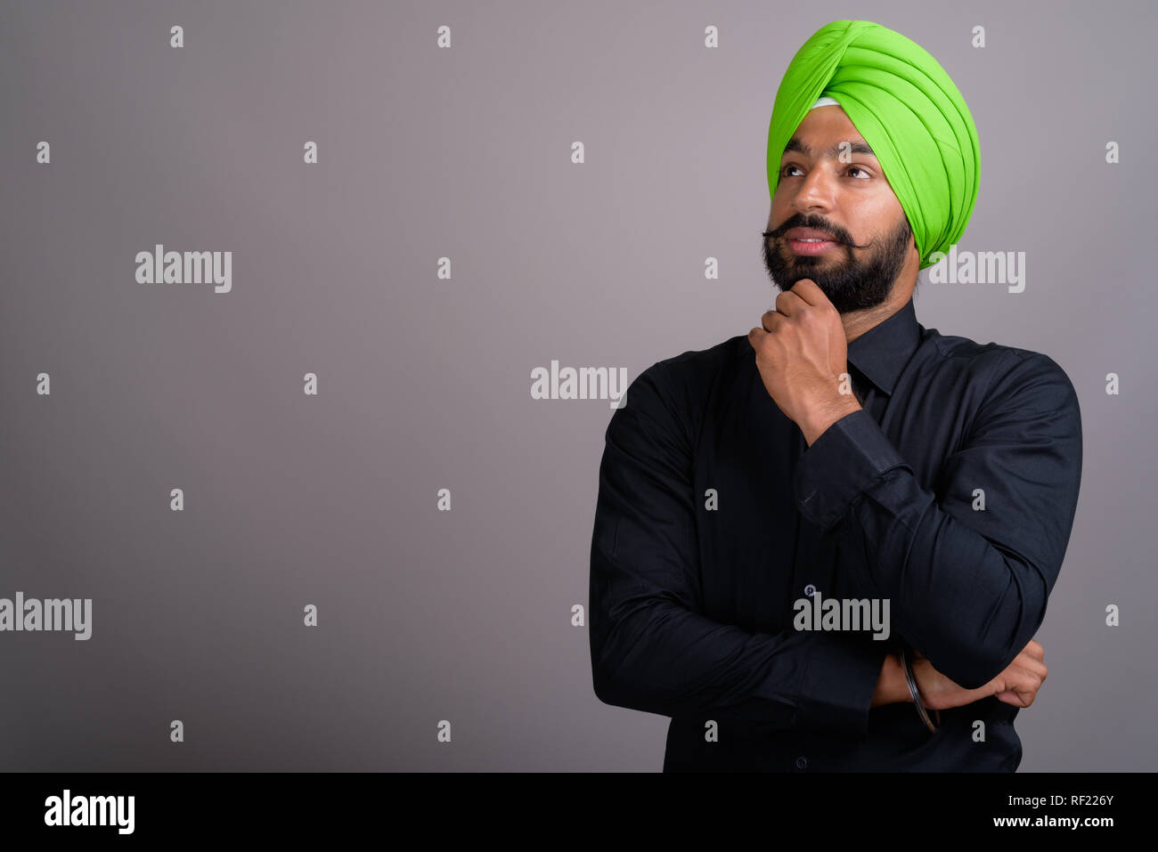 Junge indische Sikh Geschäftsmann das Tragen von grünen Turban Stockfoto