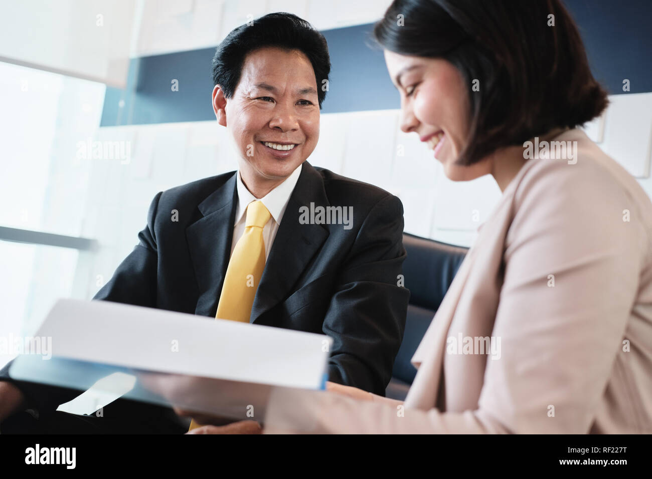 Investitionsplan Agent Dokumente an asiatische Kunden in der Bank Stockfoto