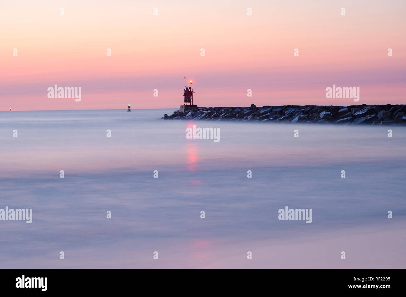 Orange Sonnenaufgang am Rudee Inlet Jetty in Virginia Beach, Virginia Stockfoto