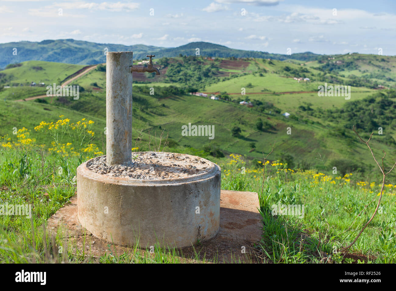 Ländliche Gebiete in KwaZulu-Natal, Südafrika, verfügen über kleine Weide- und Landwirtschaft auf die sanften, grünen Hügel. Stockfoto