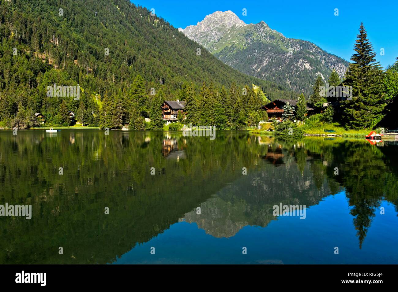 Bergsee Lac de Champex mit Spiegelung, Champex-Lac, Wallis, Schweiz Stockfoto