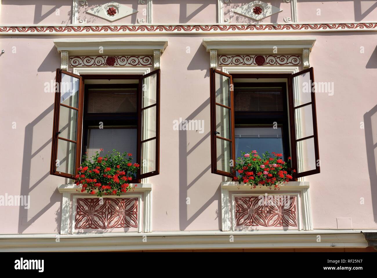 Hausfassade mit Fenstern, barocken Wandmalereien und skulpturale Elemente, Skofja Loka, Gorenjska, Slowenien Stockfoto