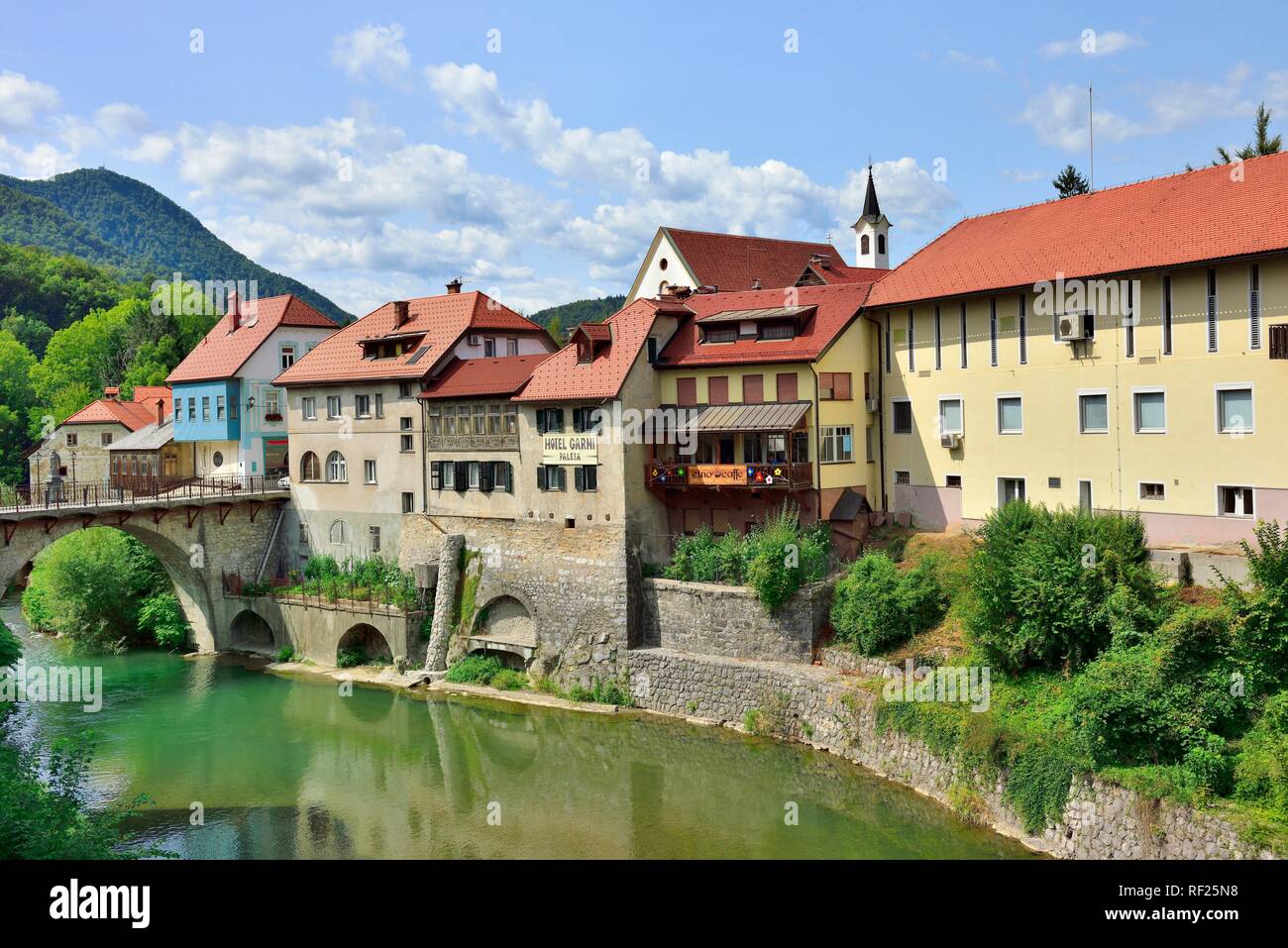 Blick auf die stadt Skofja Loka mit Gebäuden aus dem 14. Jahrhundert und die Kapuziner Brücke über den Fluss Sora, Skofja Loka, Gorenjska Stockfoto