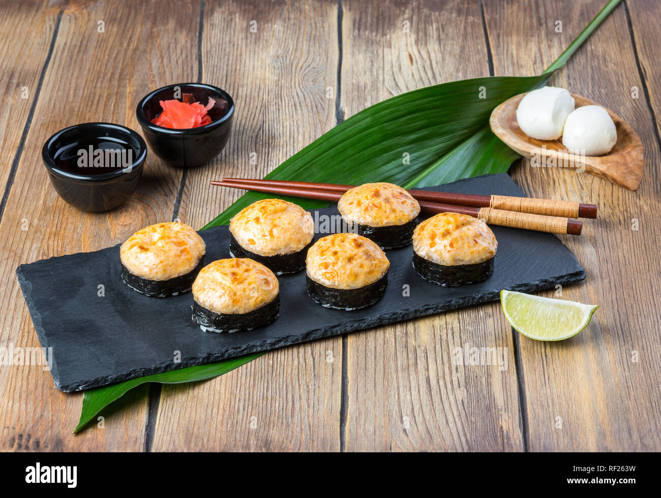 Gebackene Sushi Rollen Stockfotografie Alamy