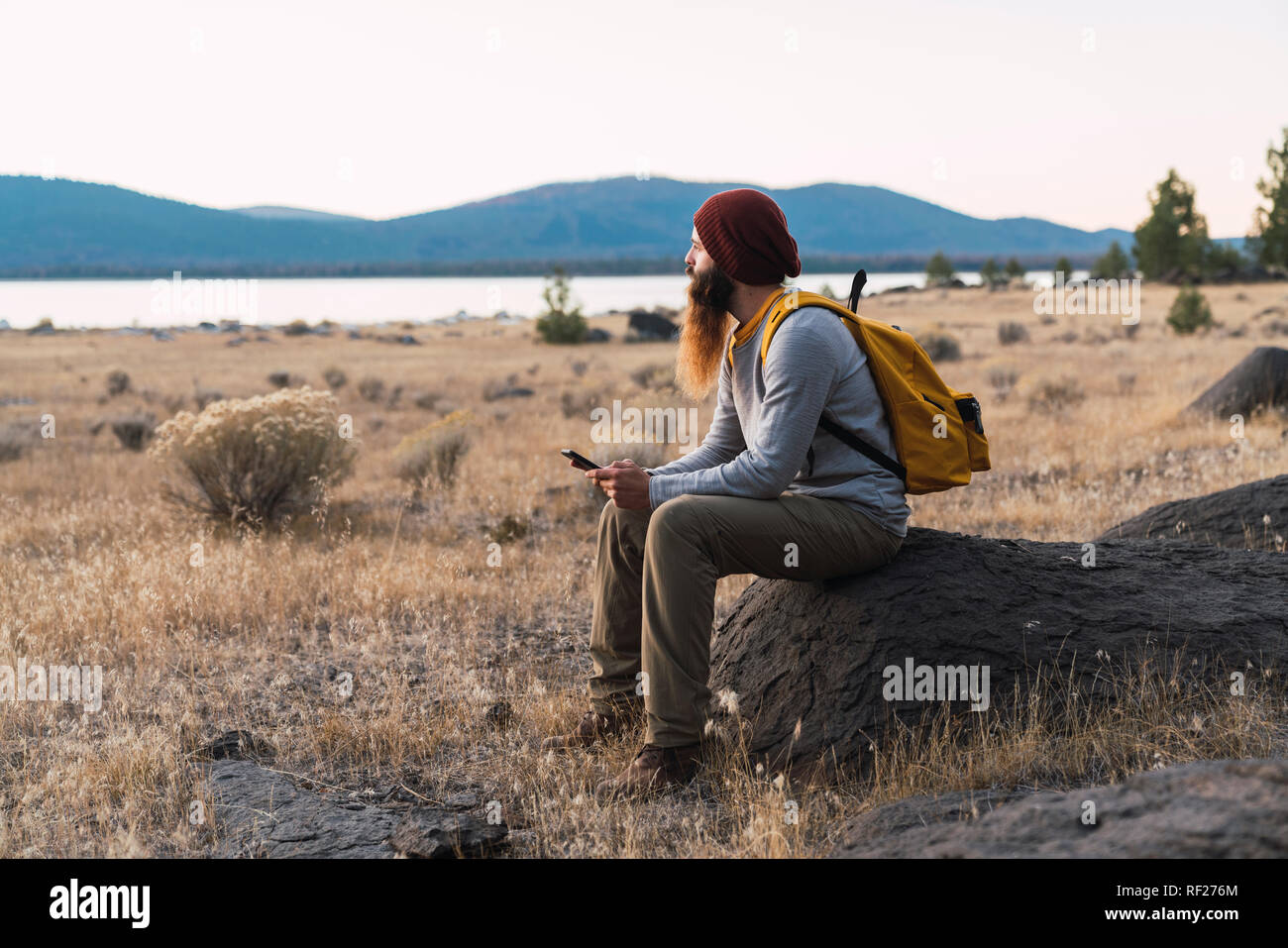 USA, Kalifornien, bärtiger junger Mann in eine Pause auf einer Wanderung in der Nähe des Lassen Volcanic National Park Stockfoto