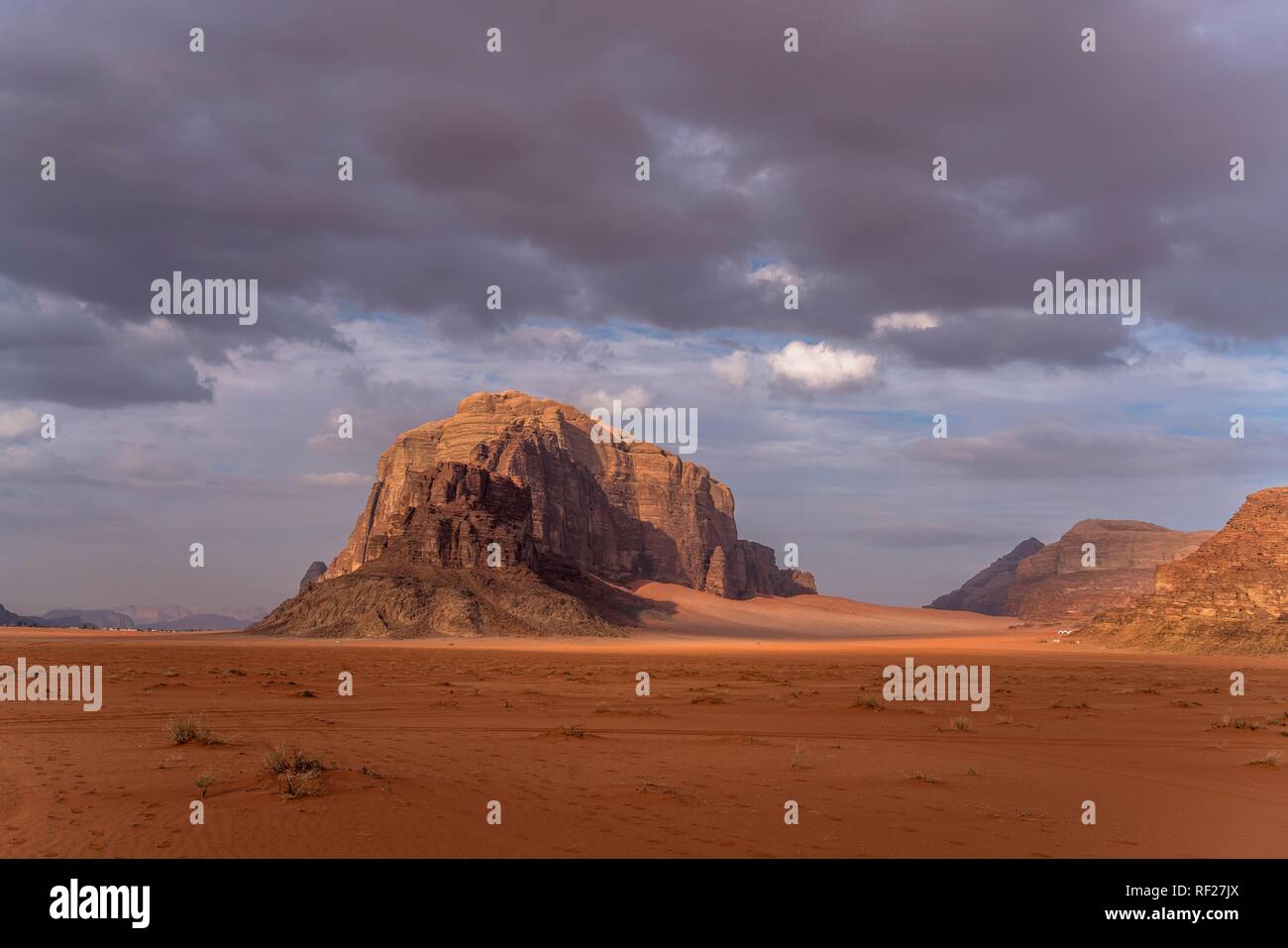 Landschaft mit Felsen in der Wüste Wadi Rum, Jordanien Stockfoto