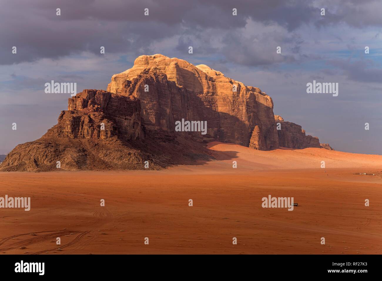 Landschaft mit Felsen in der Wüste Wadi Rum, Jordanien Stockfoto