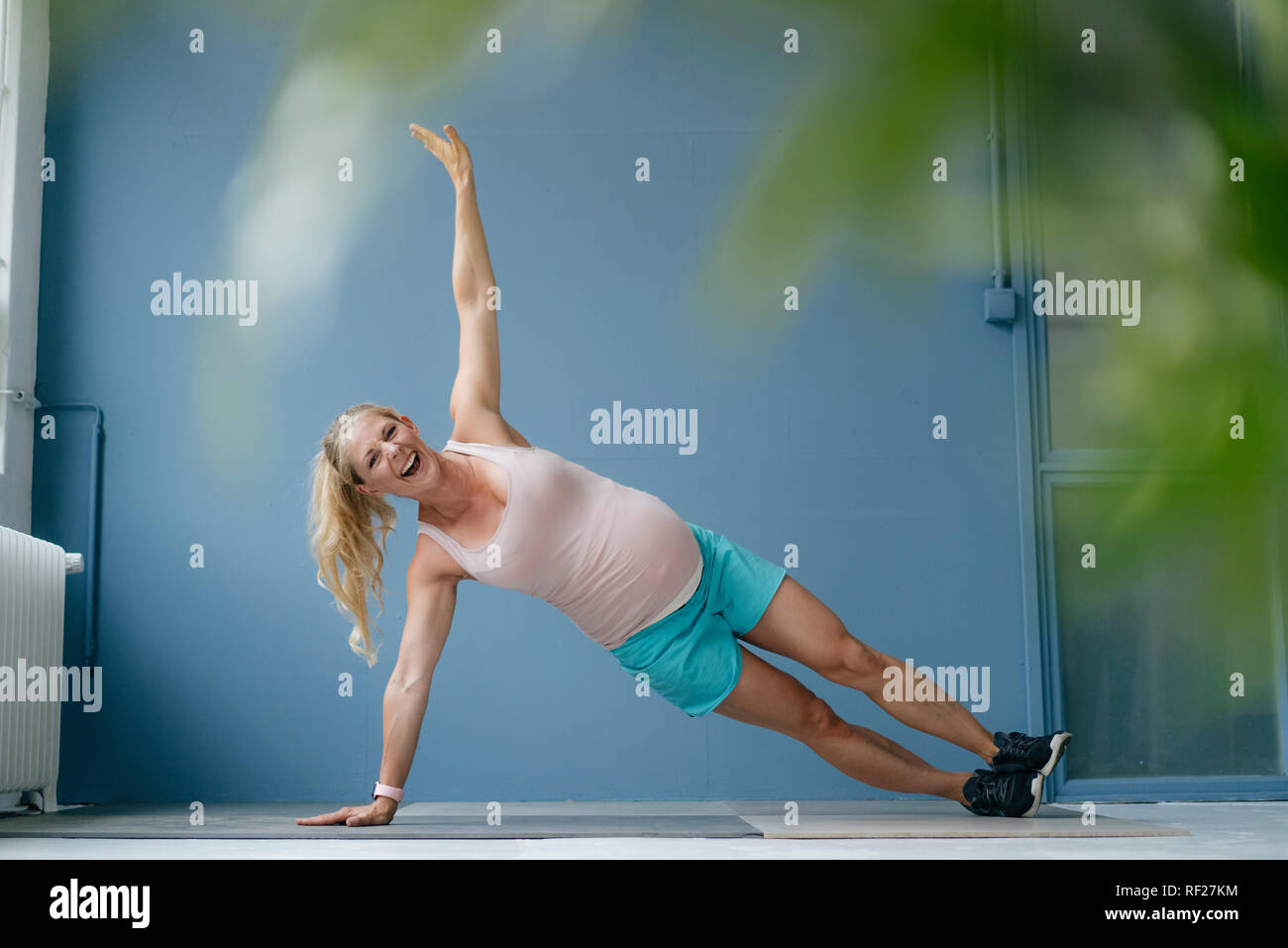 Gerne schwangere Yoga Stockfoto