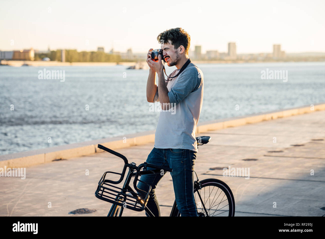 Junger Mann mit Pendler fixie Bike ein Bild am Flußufer Stockfoto
