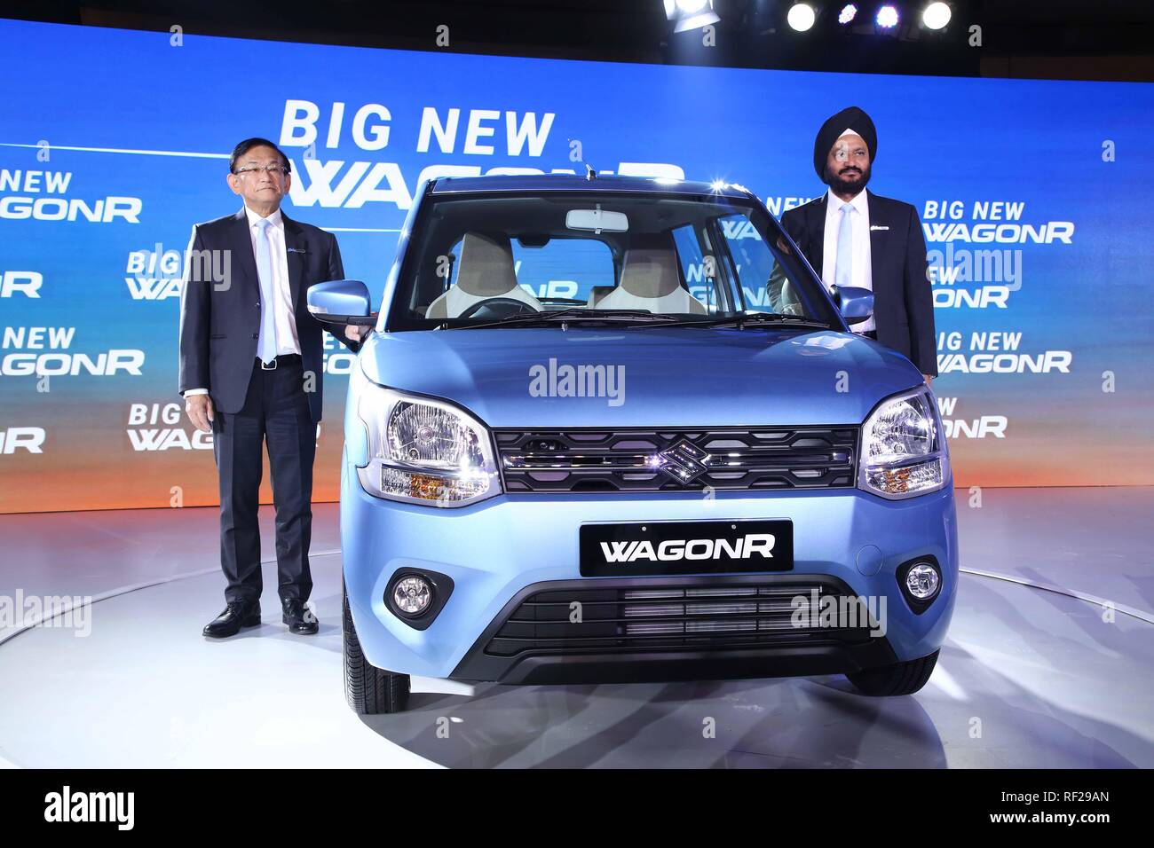 Maruti Suzuki, CEO Kenichi Ayukawa und Senior Executive Director, Maruti Suzuki India Ltd Randhir Singh Kalsi während der Einführung der Neuen Großen Wagon R (Foto von Jyoti Kapoor/Pacific Press) Stockfoto