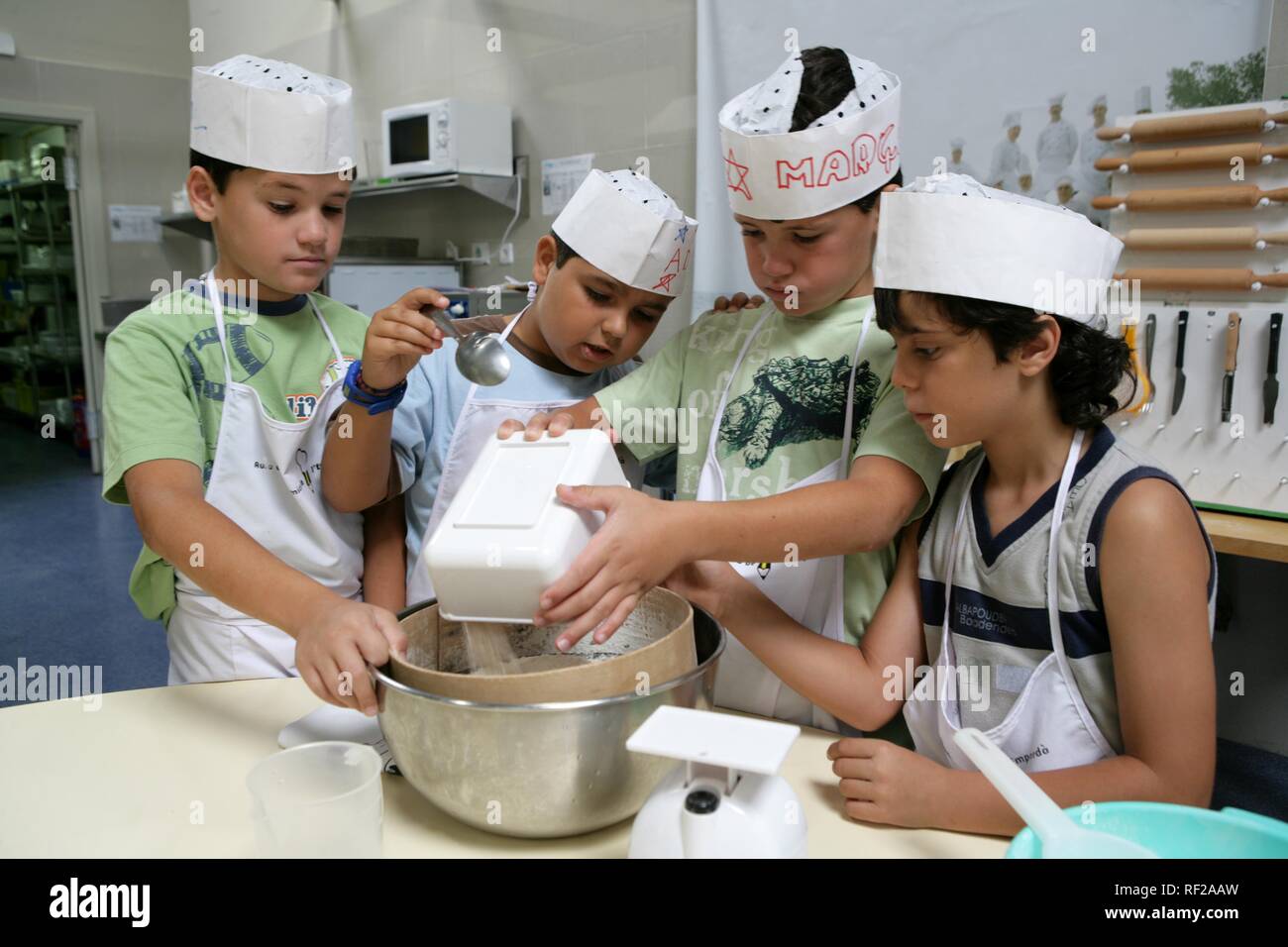 Kinder- Kochkurs, Aula de Cuina de l'Emporda, kulinarischen Schule in katalanischen Essen spezialisiert, Calella de Palafrugell Stockfoto