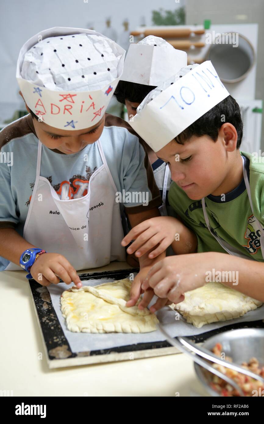 Kinder- Kochkurs, Aula de Cuina de l'Emporda, kulinarischen Schule in katalanischen Essen spezialisiert, Calella de Palafrugell Stockfoto