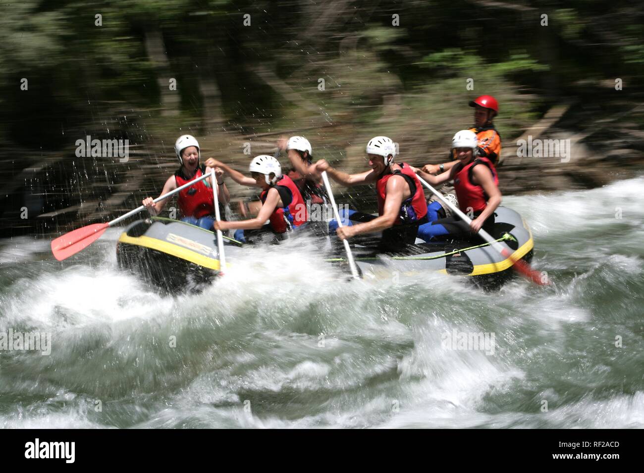 Wildwasser Rafting auf einem Berg River in den Pyrenäen in der Nähe von rialp, Katalonien, Spanien, Europa Stockfoto