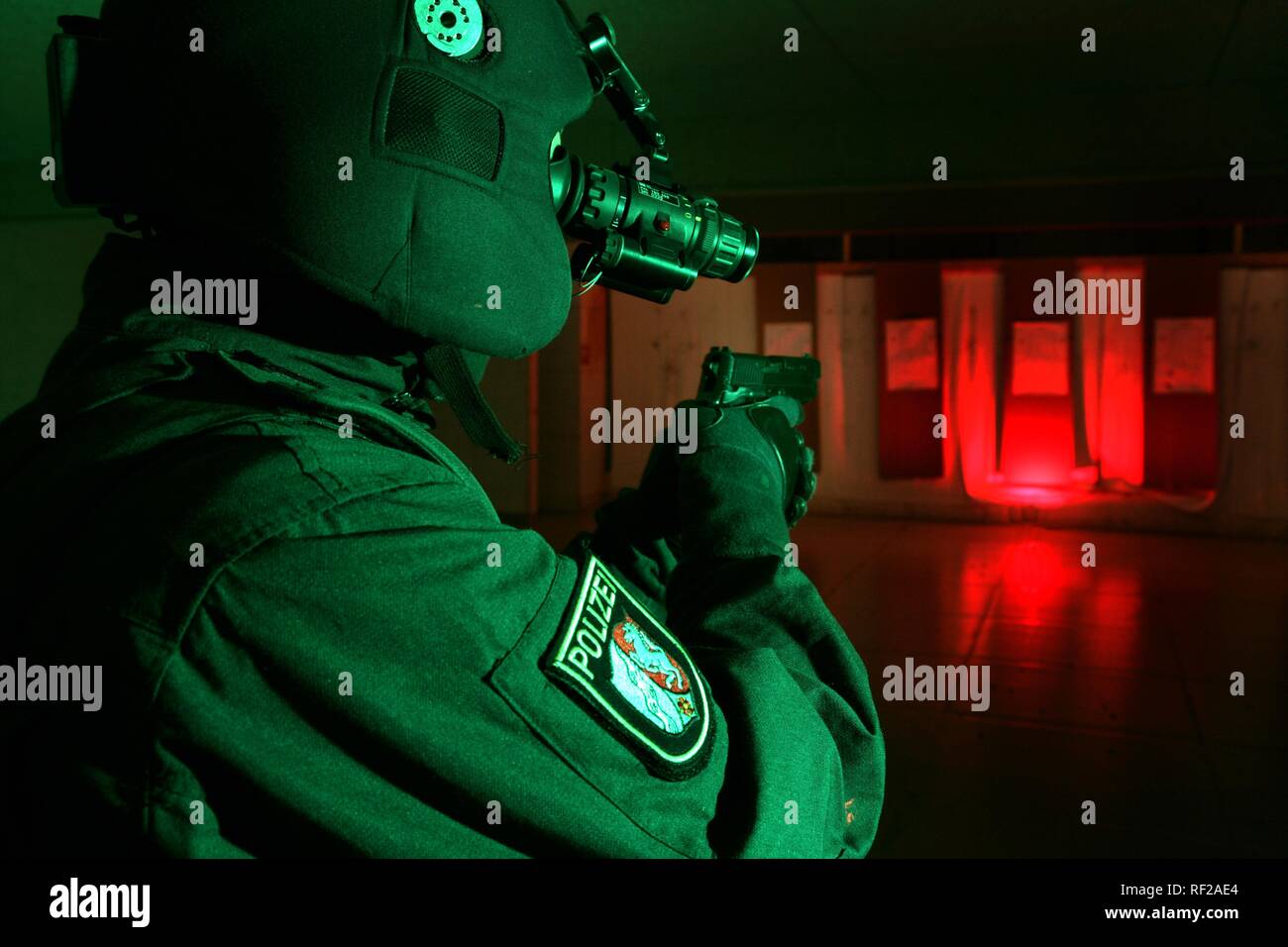Nachtsichtgerät, low light Bildverstärker, betriebliche Übung einer neuen SWAT police Command Einheit, Nordrhein-Westfalen Stockfoto