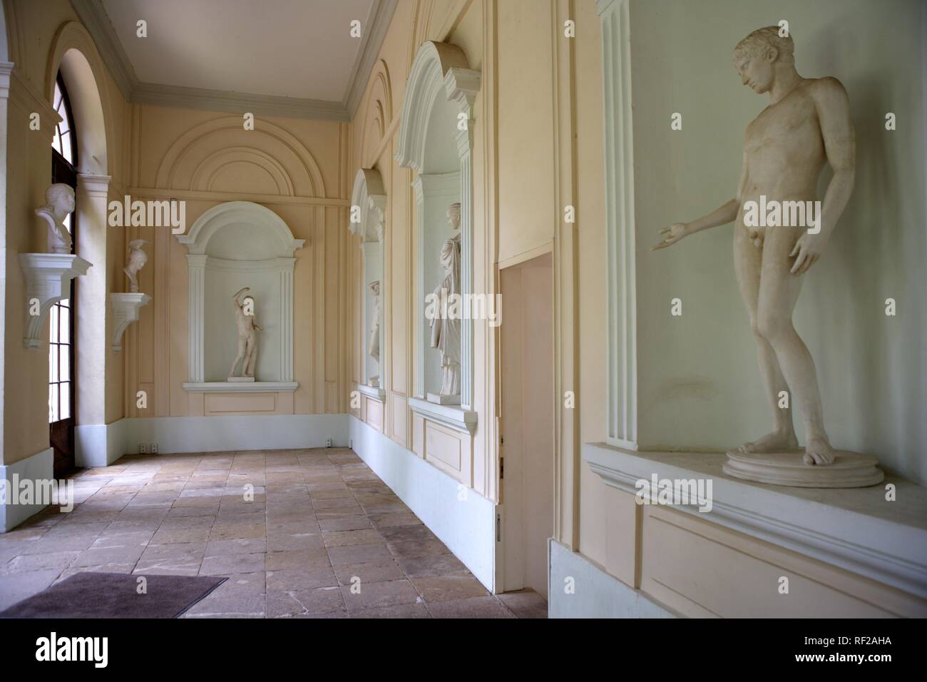 Statuen stehen in Nischen im Wörlitzer Gartenreich, Palast, Dessau-Woerlitz Dessau-Woerlitz Garden Realm Stockfoto
