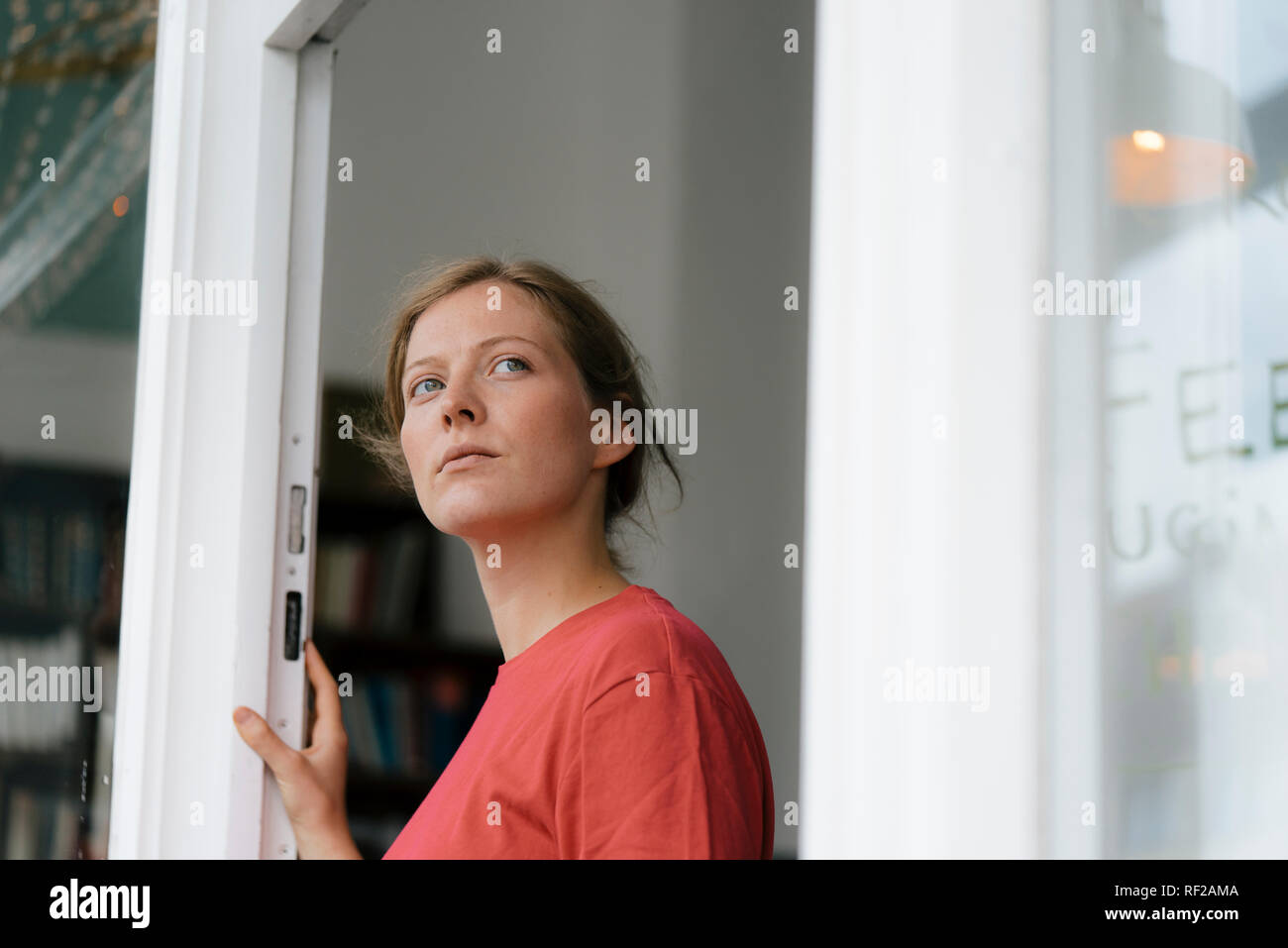 Junge Frau von französischen Tür in ein Cafe um suchen Stockfoto